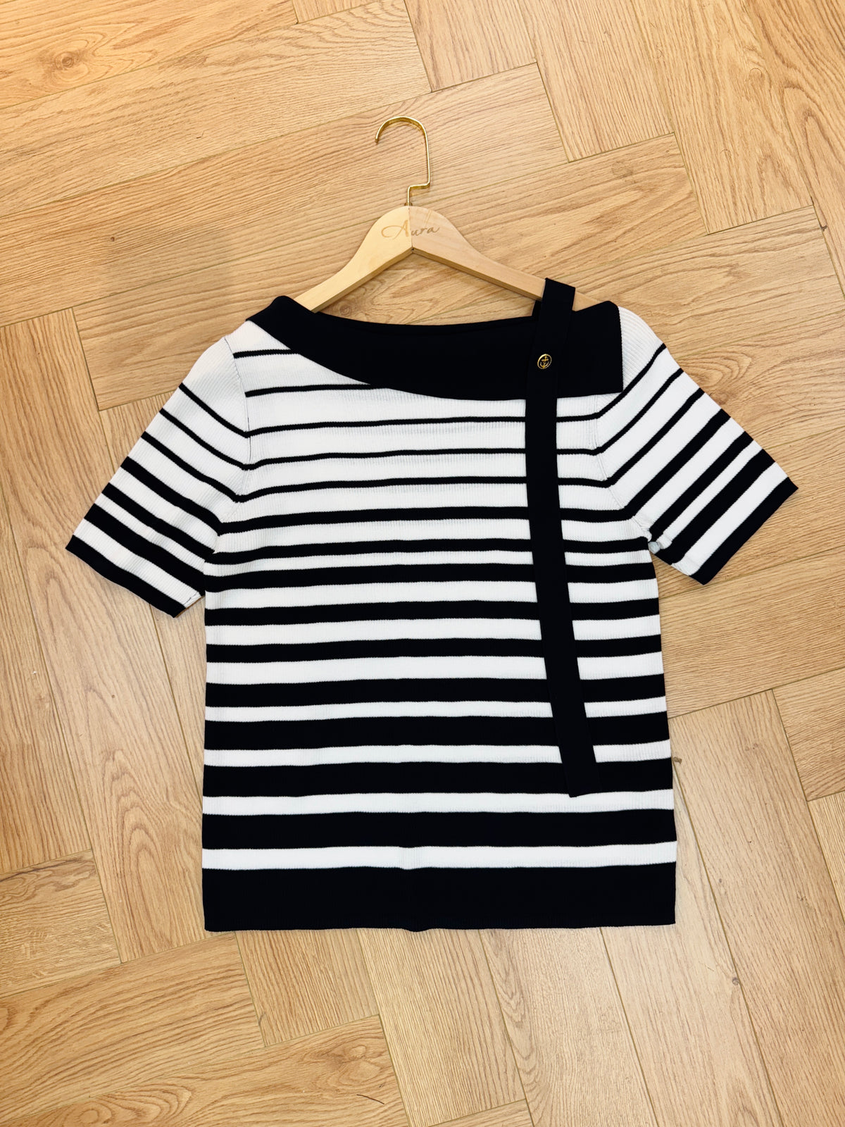 NK166 橫間冰絲針織上衣