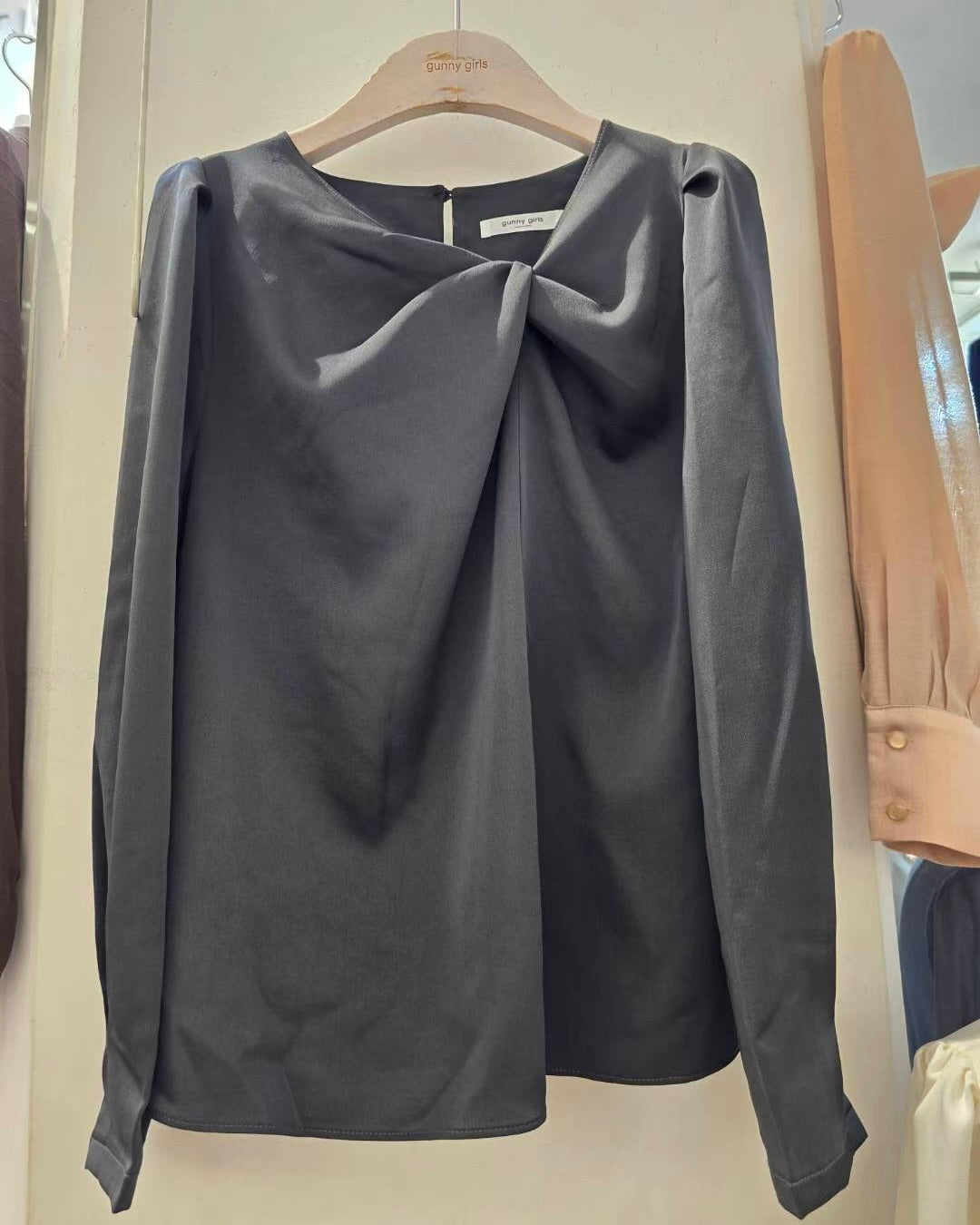 NK267 褶皺絲綢上衣