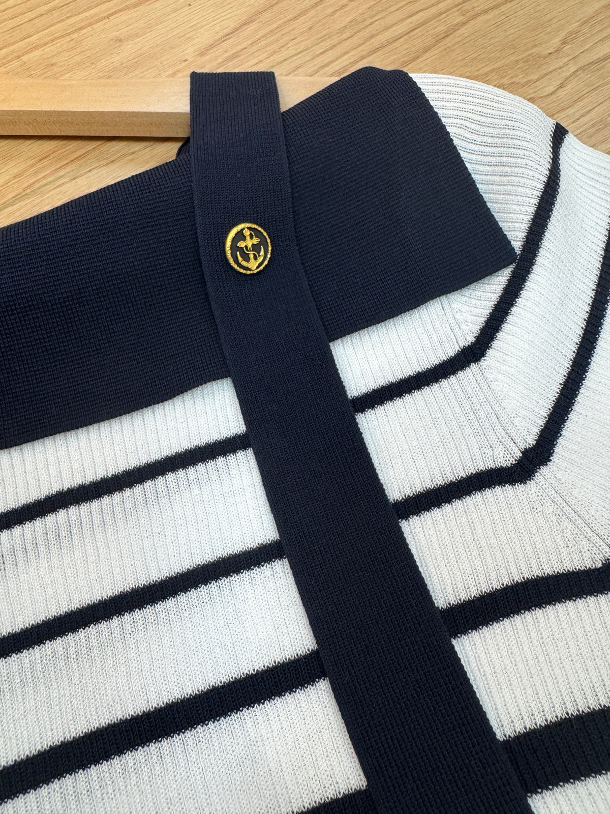 NK166 橫間冰絲針織上衣