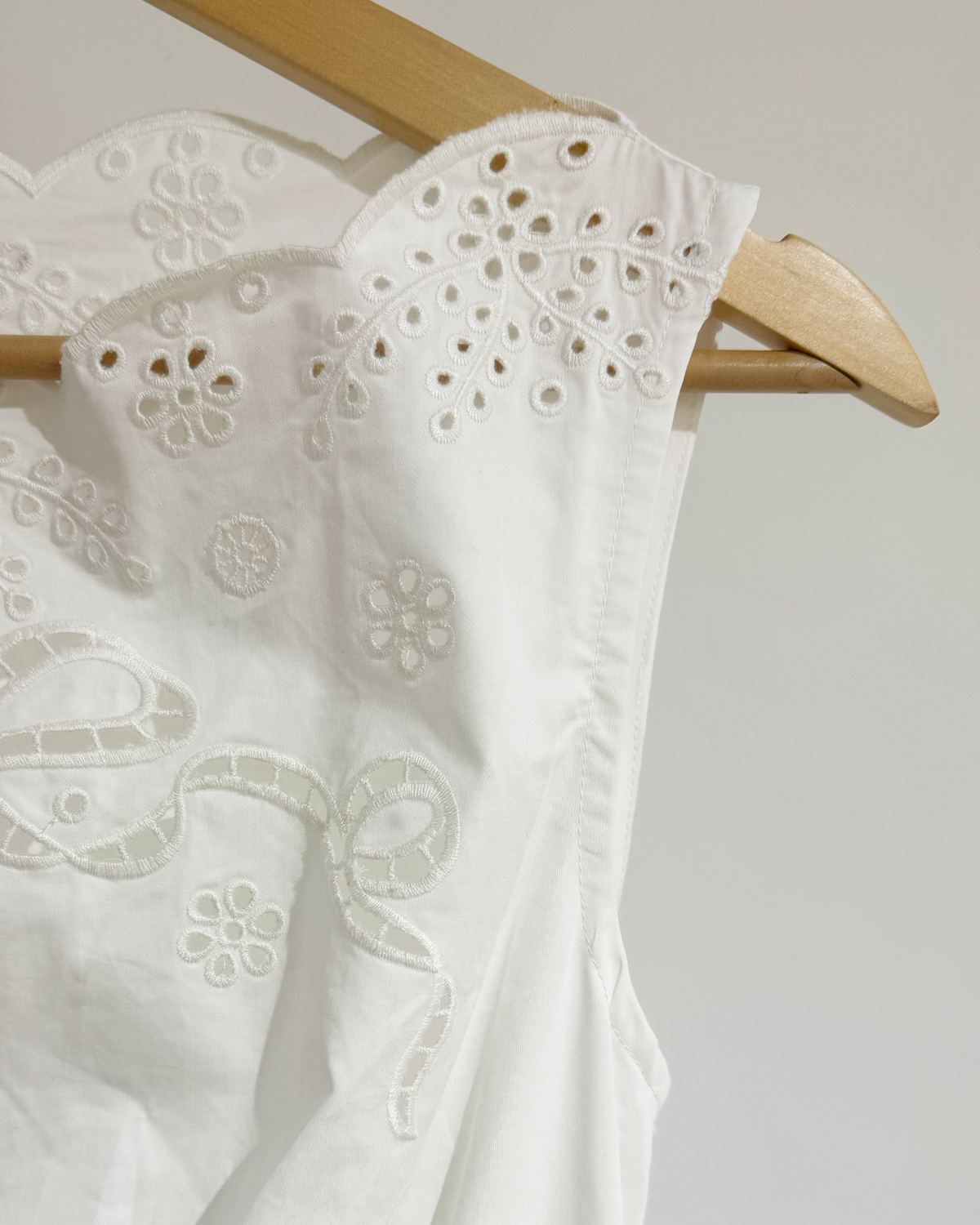 NK753 波浪一字領刺繡通花連身裙