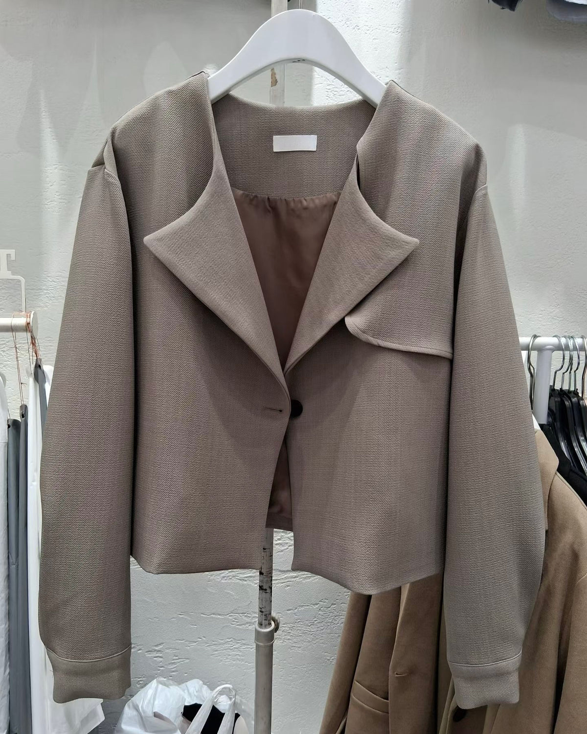 NK304 垂感波浪領短版外套